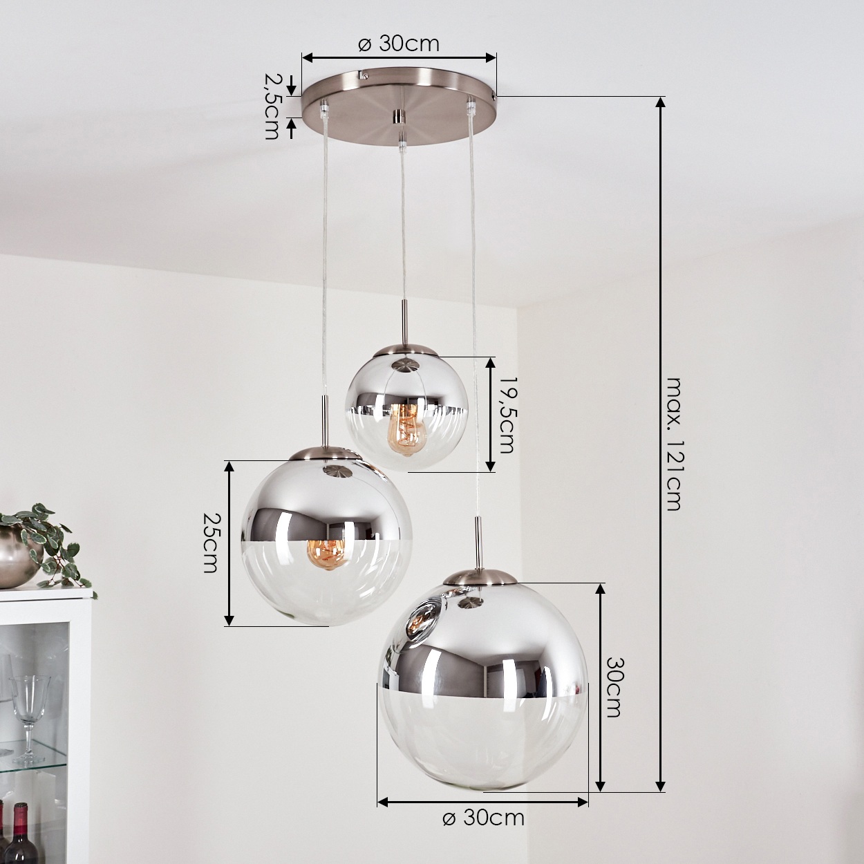 Hängeleuchte mit drei Kugeln aus Chrom und Glas. Maße sind markiert. Weiße Wand und Möbel im Hintergrund.