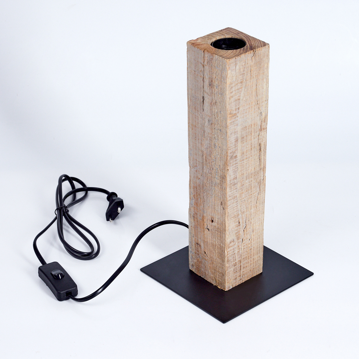Eine Holzlaterne mit schwarzem Sockel und Netzkabel. Die Lampe ist rechteckig, das Kabel hat einen Schalter.