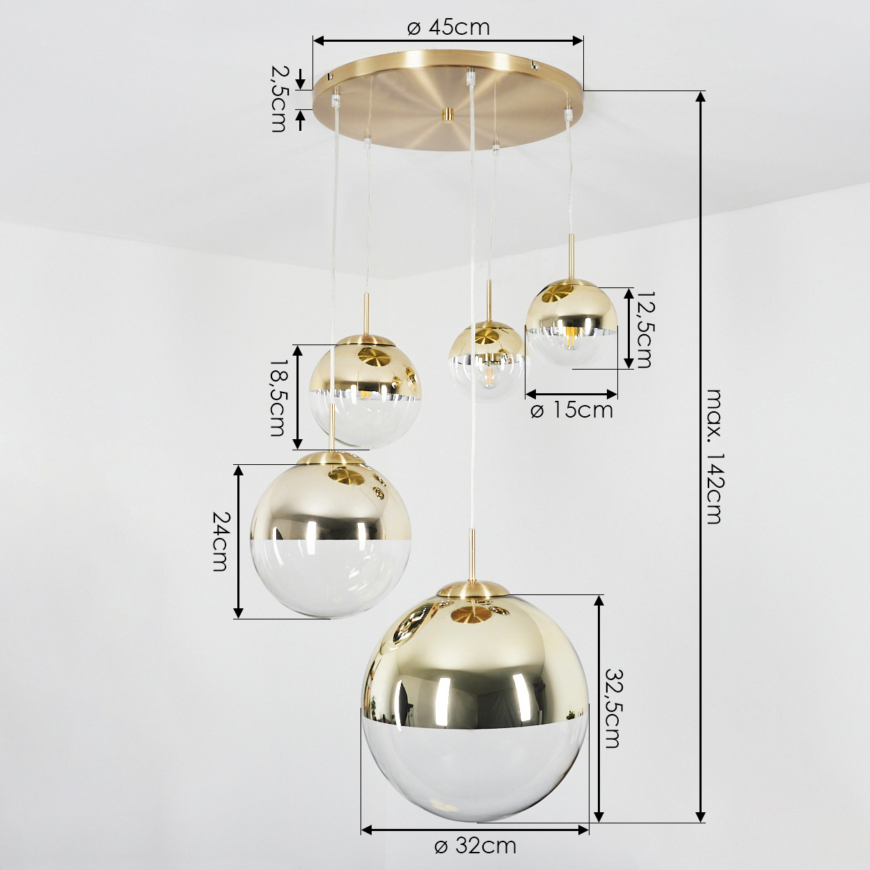 Eine gold- und gläserne Pendelleuchte. Sie hat fünf kugelförmige Lampen unterschiedlicher Größe, die von einer kreisförmigen Deckenplatte hängen.