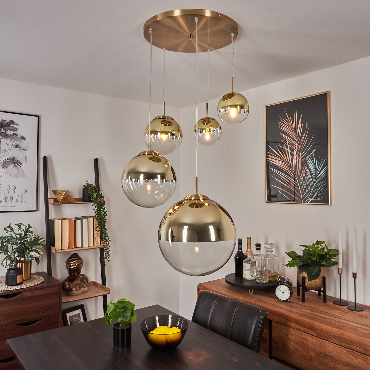 Ein Esszimmer mit einem dunklen Holztisch, einer dekorativen Deckenleuchte, einem Beistelltisch mit Deko und einem Gemälde an der Wand.