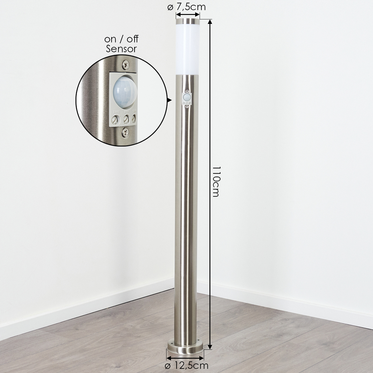 Eine Außenlampe aus Edelstahl. Sie hat einen Sensor und einen weißen Aufsatz. Abmessungen sind im Bild angegeben.