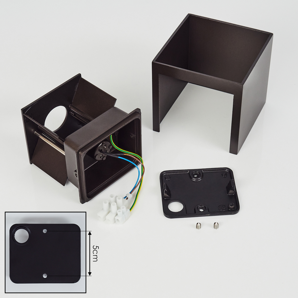 Braune elektrische Gehäusekomponenten: Gehäuse, Abdeckung, Verkabelung und Schrauben. Ein kleines Diagramm zeigt eine 5-cm-Messung für eine Abdeckung.