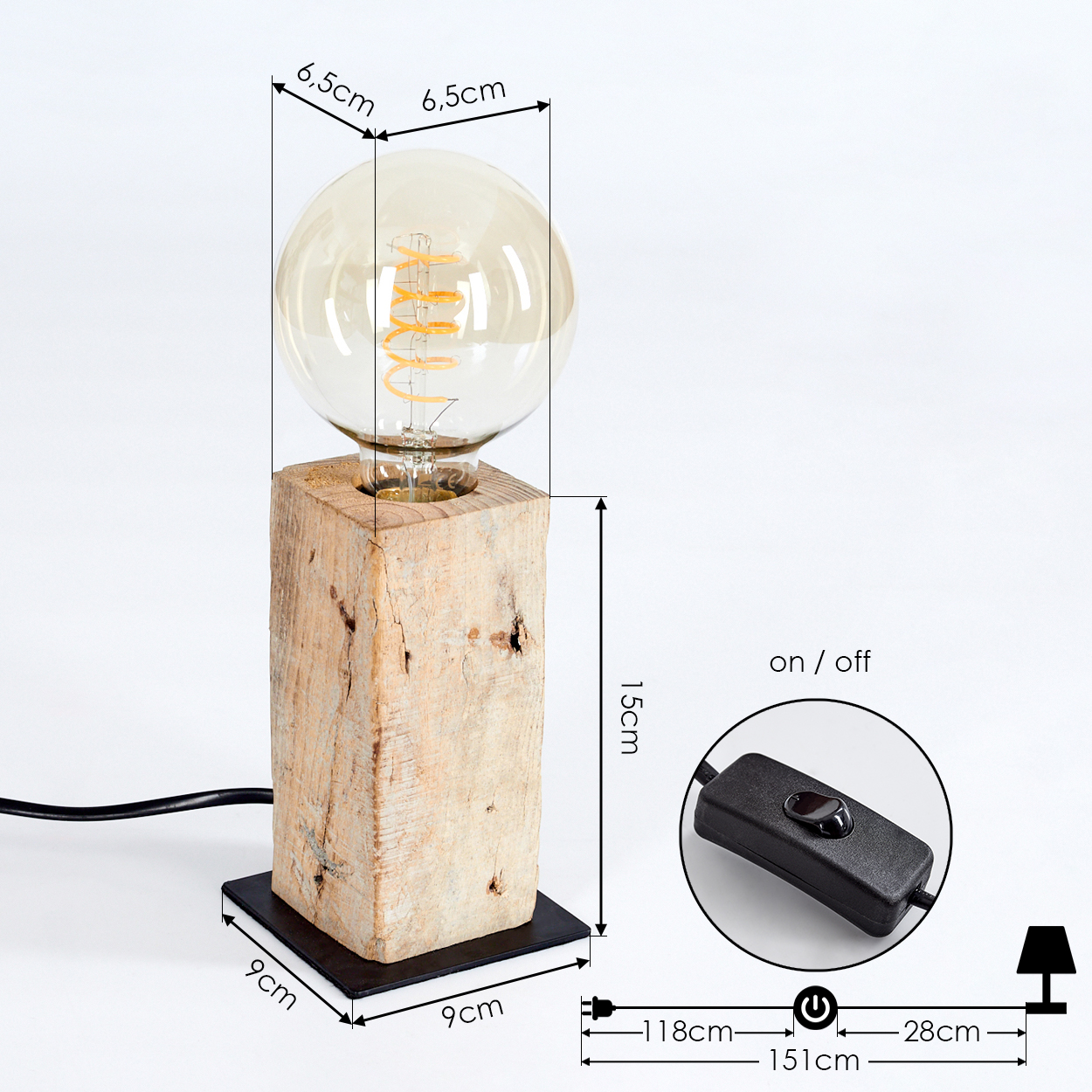 Eine Tischlampe aus Holz mit einer kugelförmigen Glühbirne. Sie hat einen Holzsockel auf einem schwarzen Quadrat und einen Ein-/Ausschalter.
