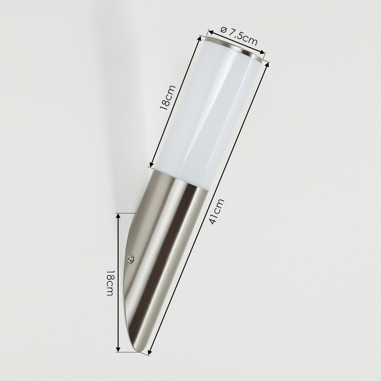 Eine Wandlampe mit zylindrischer weißer Lichtabdeckung und metallischem Sockel ist an einer weißen Wand montiert, mit Maßangaben.