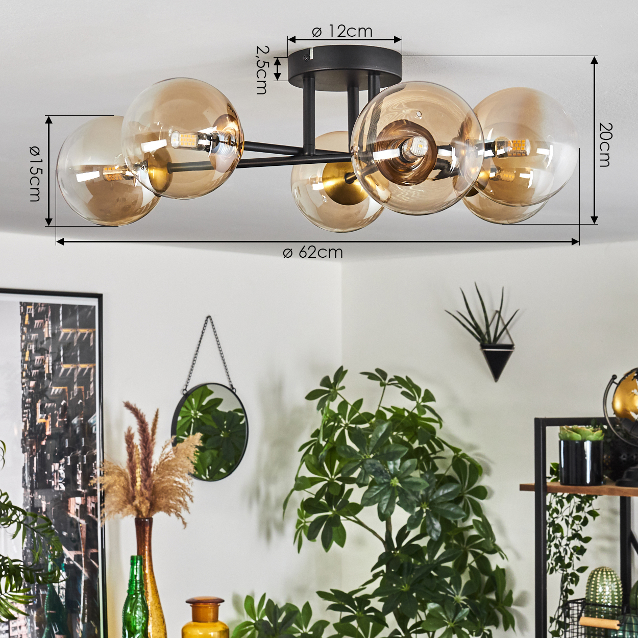 Deckenlampe mit bernsteinfarbenen Glaskugeln, schwarzem Rahmen, Maße beschriftet. Innenraum mit Pflanzen, Spiegel, Globus und Deko.