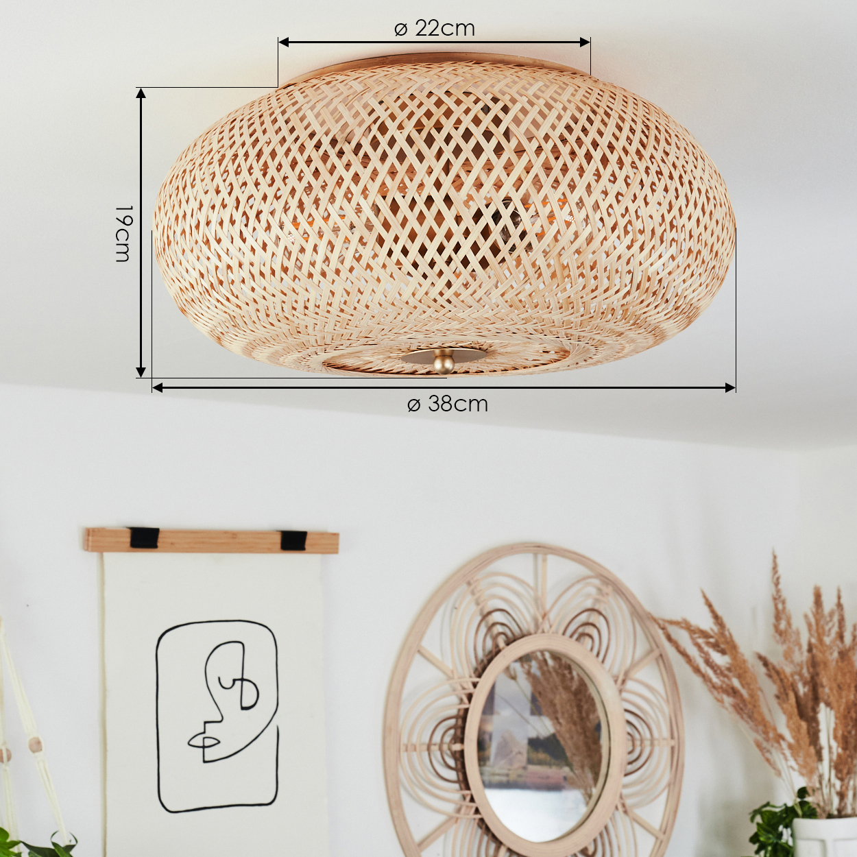 Eine Deckenlampe aus geflochtenem Rattan steht im Mittelpunkt. Darunter sind eine gerahmte abstrakte Gesichtszeichnung und ein runder Spiegel zu sehen.