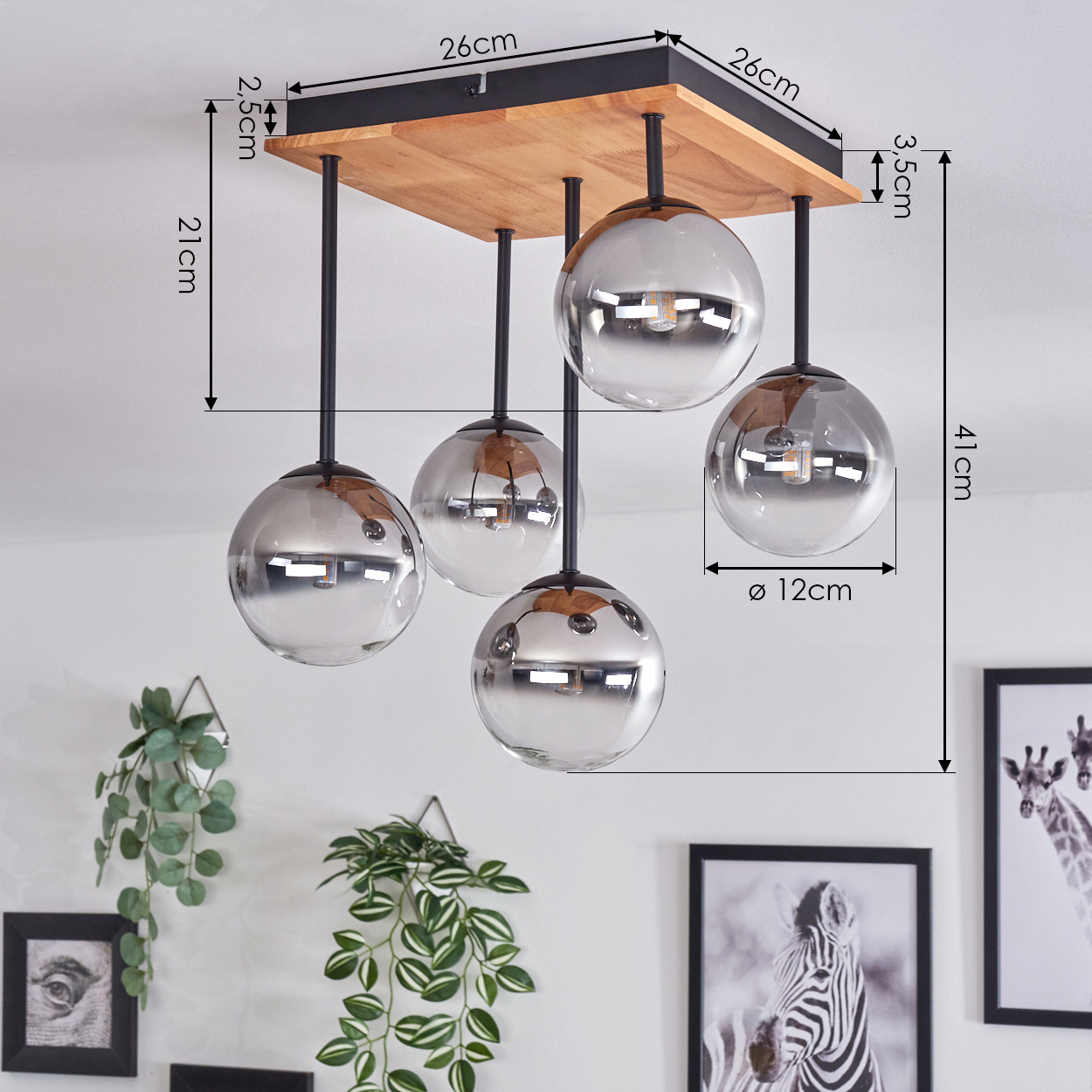 Deckenleuchte mit fünf kugelförmigen Glasschirmen. Die Leuchte hat eine Holzbasis mit schwarzen Metalldetails und Maßen.
