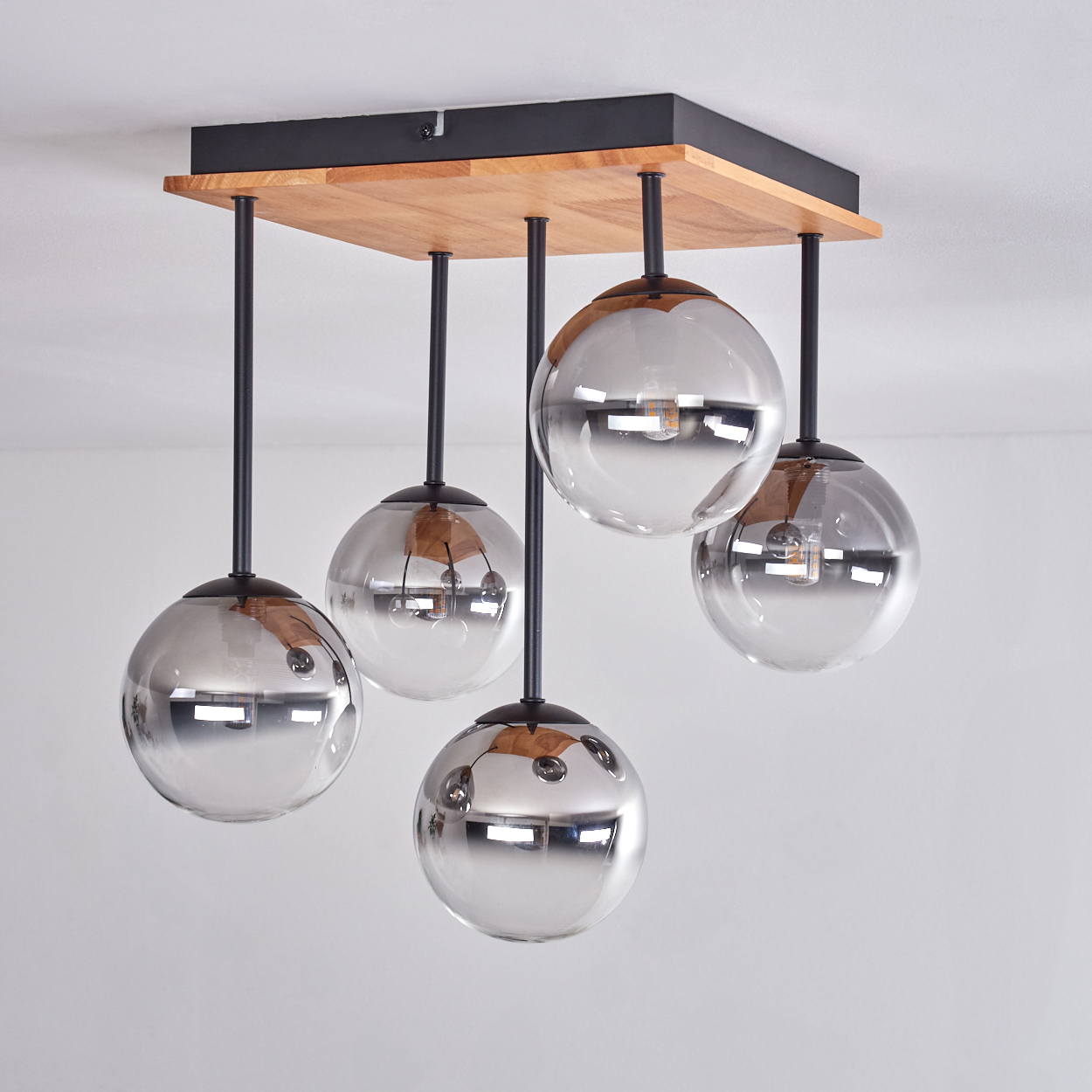Deckenleuchte mit Holz- und schwarzen Akzenten, mit fünf kugelförmigen Glasschirmen mit verspiegelten Oberflächen.