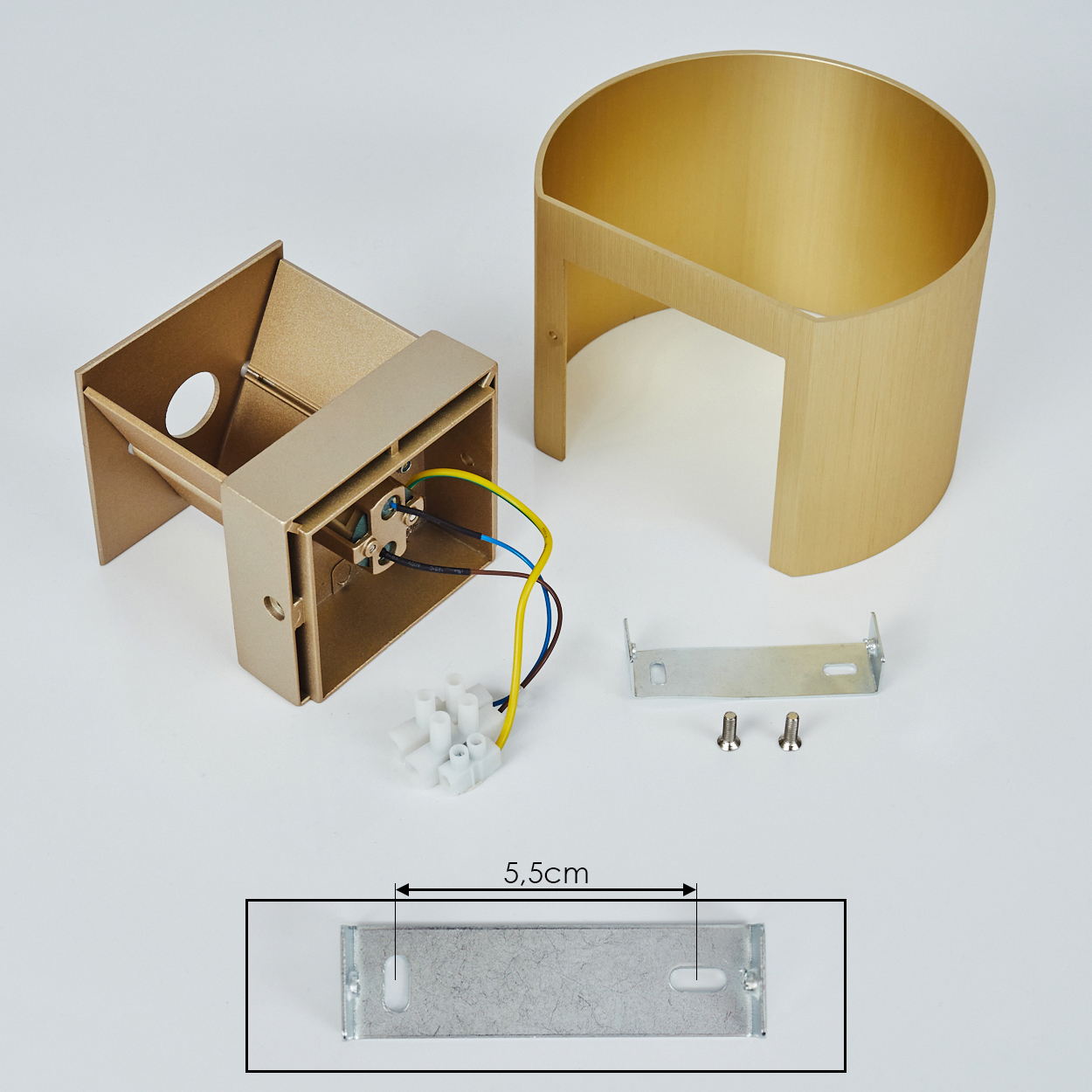 Zerlegte goldene Wandlampenteile. Enthält Sockel, Abdeckung, Halterung, Schrauben und elektrische Komponenten, alles auf weißem Untergrund.