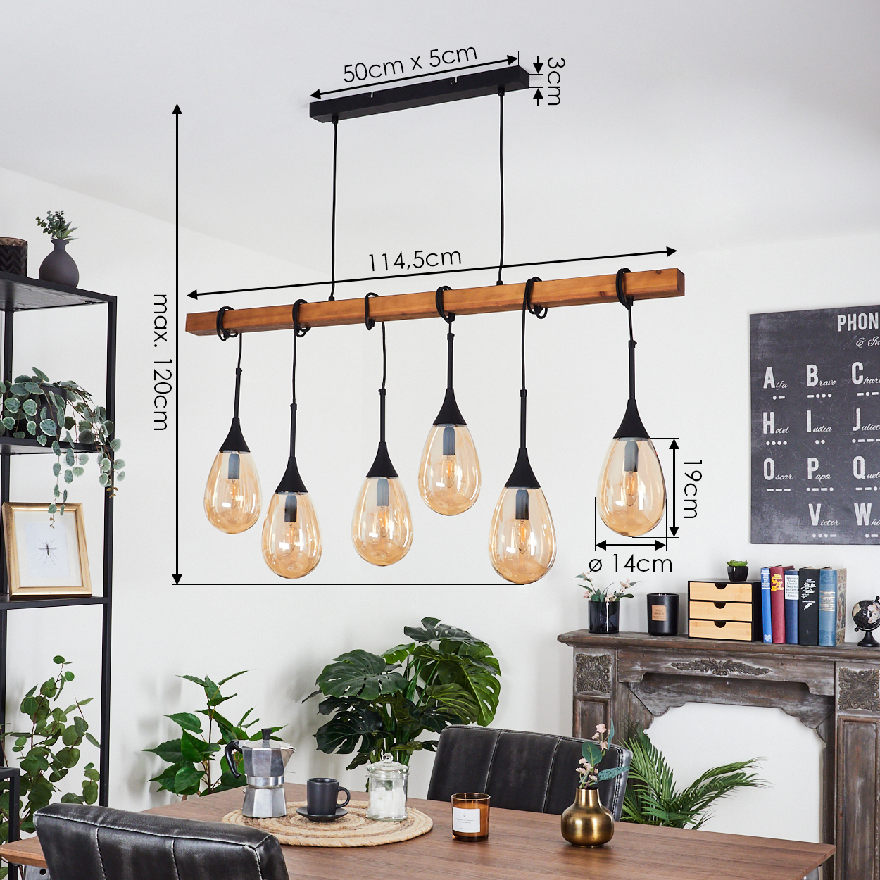 Ein Esszimmer mit Holztisch, Hängeleuchte mit sechs tropfenförmigen Glühbirnen und verschiedenen Dekorationsartikeln.