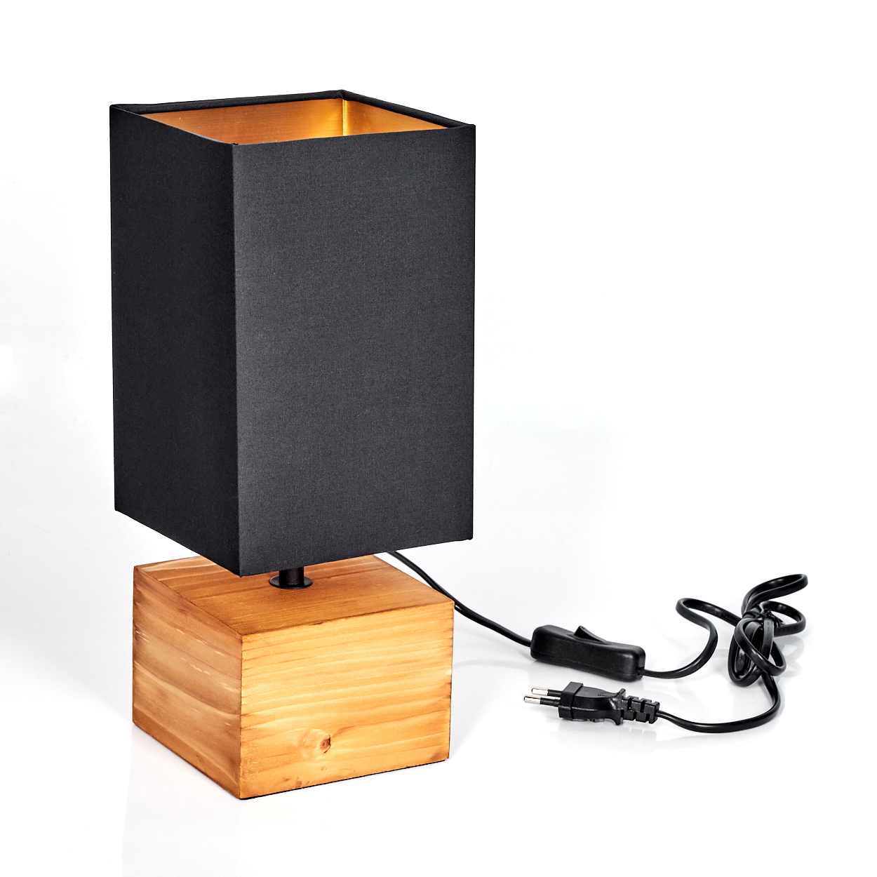 Ein quadratischer schwarzer Lampenschirm auf einem Holzsockel. Ein schwarzes Netzkabel mit Schalter und Stecker ist sichtbar. Der Hintergrund ist weiß.