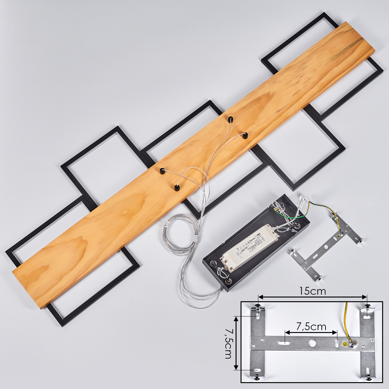 Holzplanke mit Verkabelung, schwarzer Rahmen, elektronische Komponenten und Metallhalterung auf weißer Oberfläche. Abmessungen angegeben.