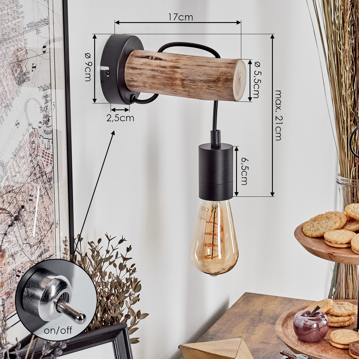 Eine Wandlampe mit Holzbalken und Glühbirne. Maße sind angegeben. Ein/Aus-Schalter in der Ecke.