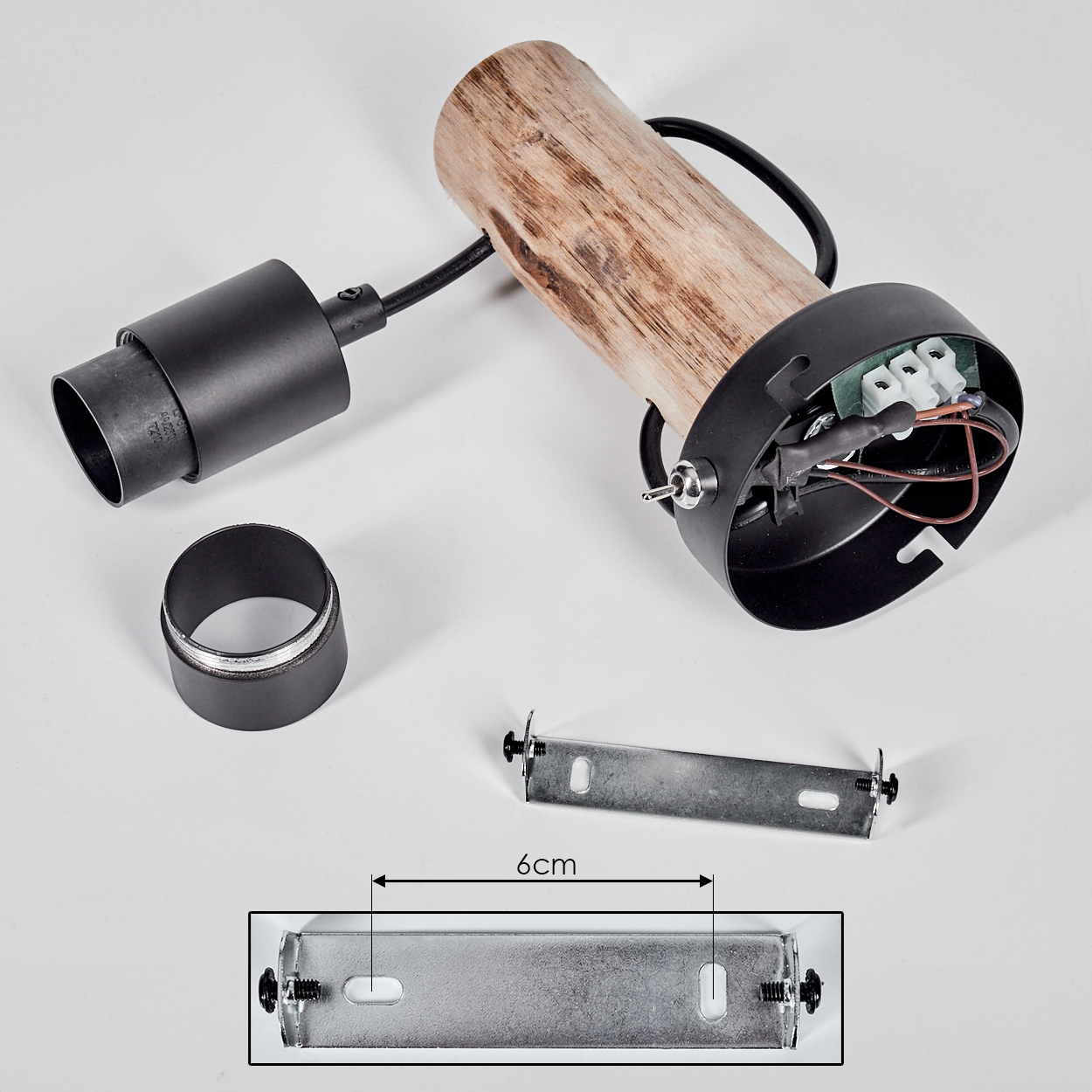 Zerlegte Holzlamp. Teile umfassen einen Holzzylinder, schwarze Metallkomponenten, eine Metallhalterung und einen abgenommenen Ring.