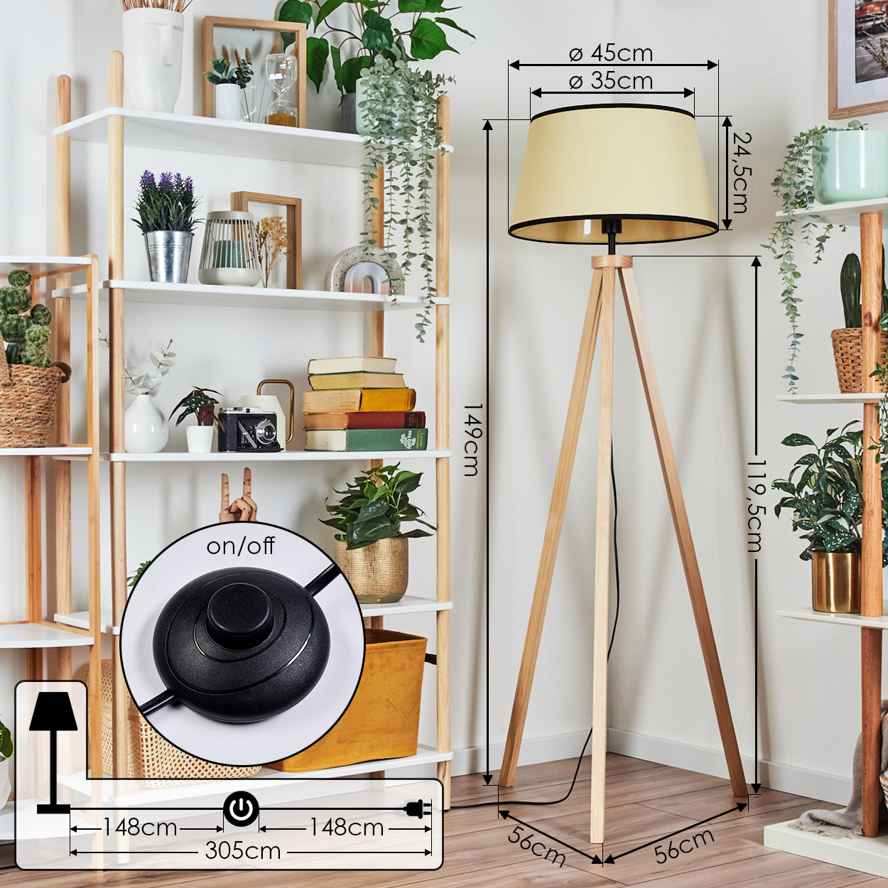 Eine hölzerne Stativ-Stehlampe mit beigem Lampenschirm steht neben einem weißen Regal mit Pflanzen und Dekorationen. Maße sind angegeben.
