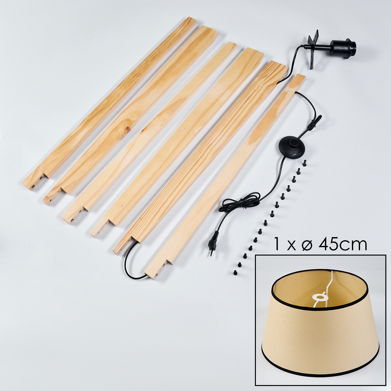 Zerlegte Lampenteile auf weißem Hintergrund. Enthält Holzlatten, elektrische Komponenten, Schrauben und einen Lampenschirm. Text: 1 x Ø 45cm.