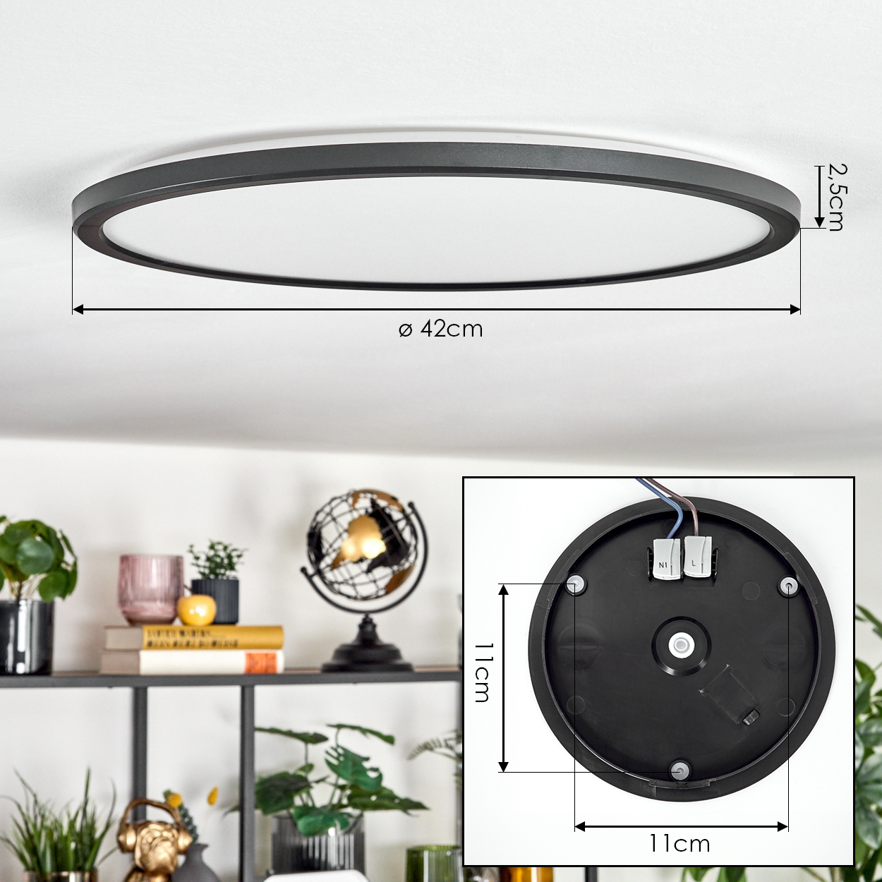 Eine Deckenleuchte mit schwarzem Rahmen, 42 cm Durchmesser und 2,5 cm Dicke. Eine Detailansicht der Rückseite zeigt eine schwarze runde Basis.