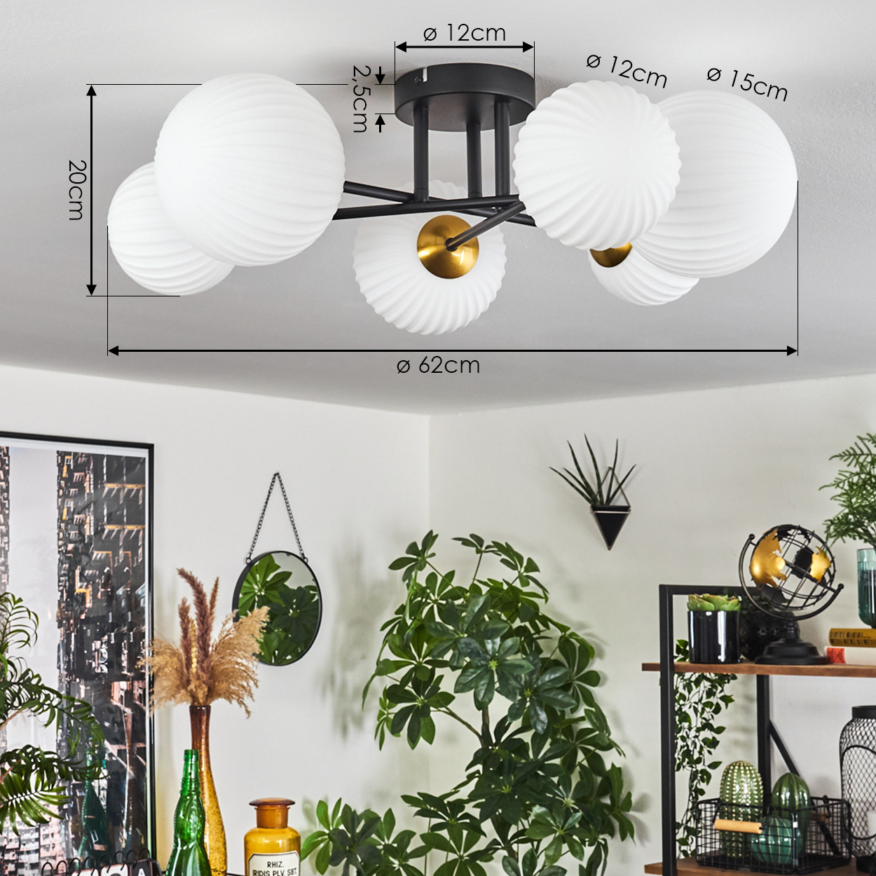 Eine moderne Deckenlampe mit fünf weißen Glaskugeln wird gezeigt. Der Raum umfasst Pflanzen, einen Spiegel und Regale mit Dekor.