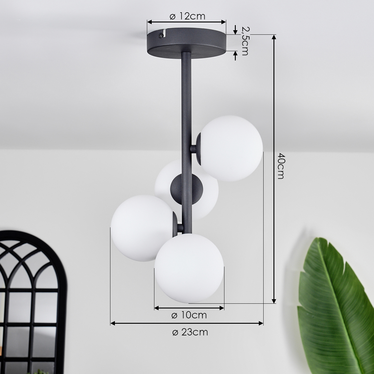 Moderne Deckenlampe mit vier weißen Kugelleuchten. Maße: ø 12cm, 2,5cm, 40cm, ø 10cm und ø 23cm.