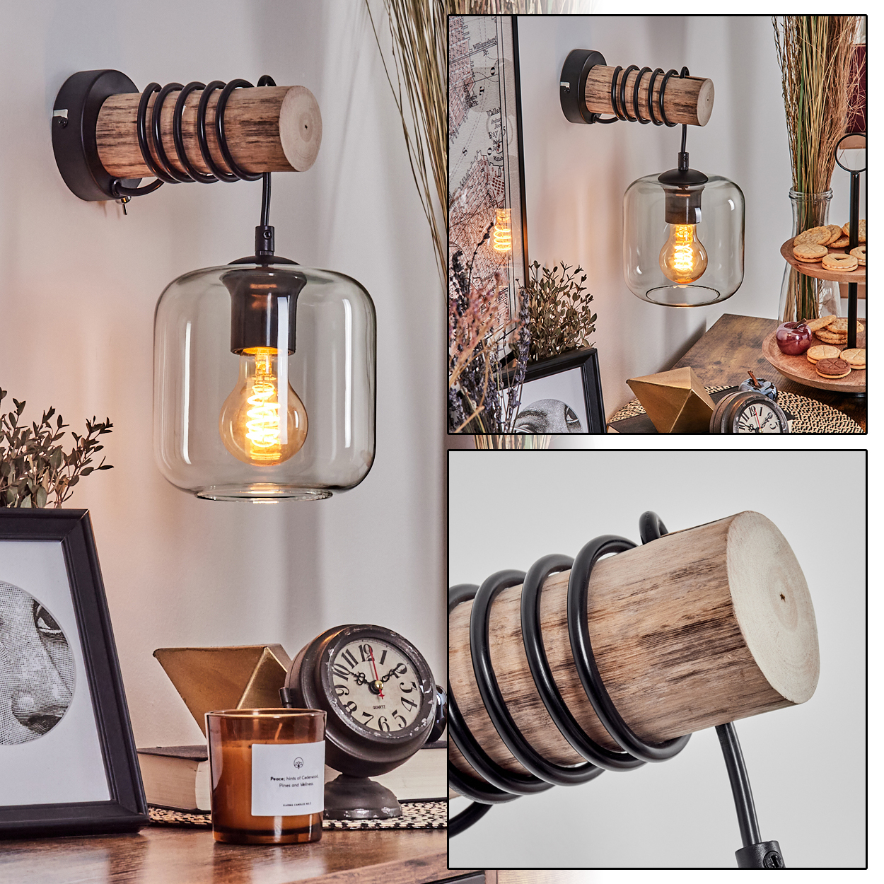 Eine Wandlampe mit Holzsockel und Glasschirm mit Glühbirne. Der Hintergrund umfasst Dekorationsartikel auf einer Holzoberfläche.