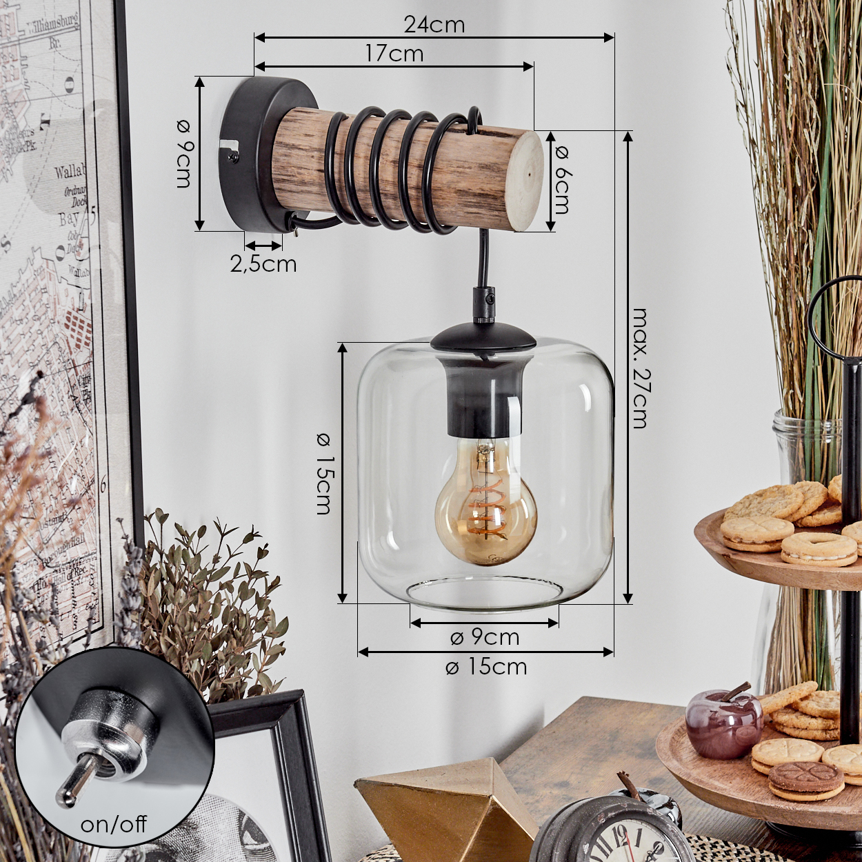 Eine Wandlampe mit Holzbalken und Glasschirm. Ein Ein-/Ausschalter, Kekse und eine Uhr sind ebenfalls sichtbar.