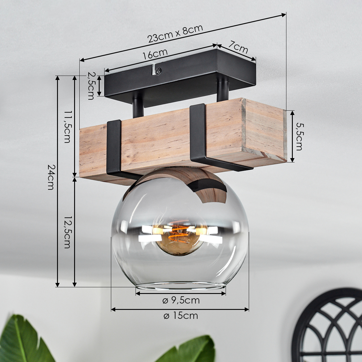 Deckenleuchte mit Holzbalken, schwarzen Metalldetails und einem Glaskugel-Schirm. Abmessungen sind enthalten.