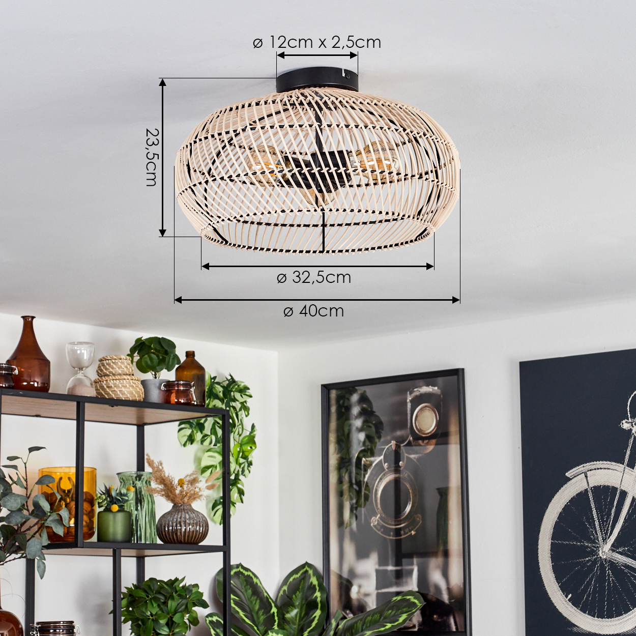 Eine Korblampe hängt von der Decke. Darunter ein Regal mit Dekorationen und Pflanzen. Bilder hängen an der Wand.