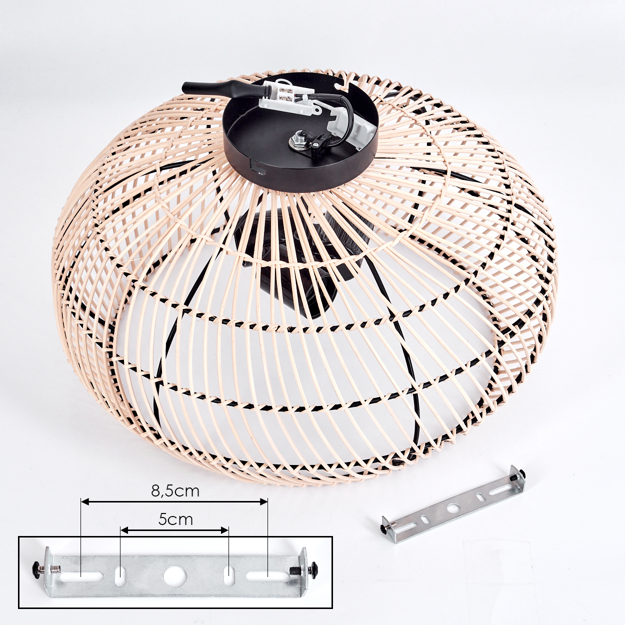 Ein gewebter Lampenschirm aus Rattan mit einer schwarzen elektrischen Komponente oben. Montagehalterungen und Abmessungen werden angezeigt.