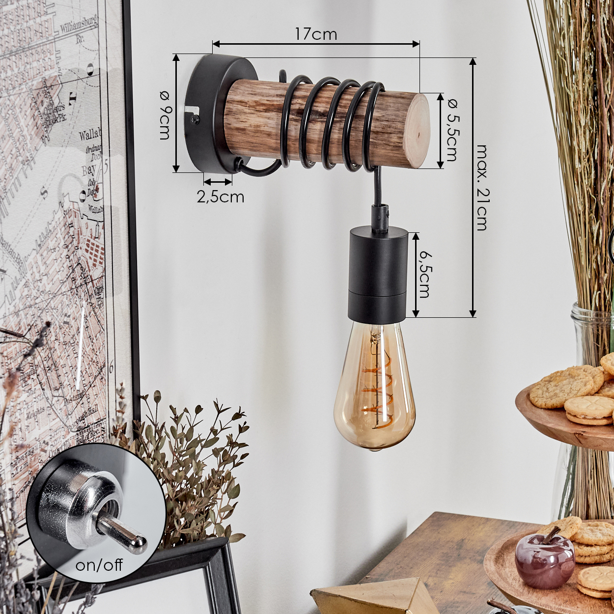 Eine Wandlampe mit Holzbalken, schwarzem Metallrahmen und Glühbirne. Im Hintergrund befinden sich ein Ein-/Ausschalter und einige Kekse.