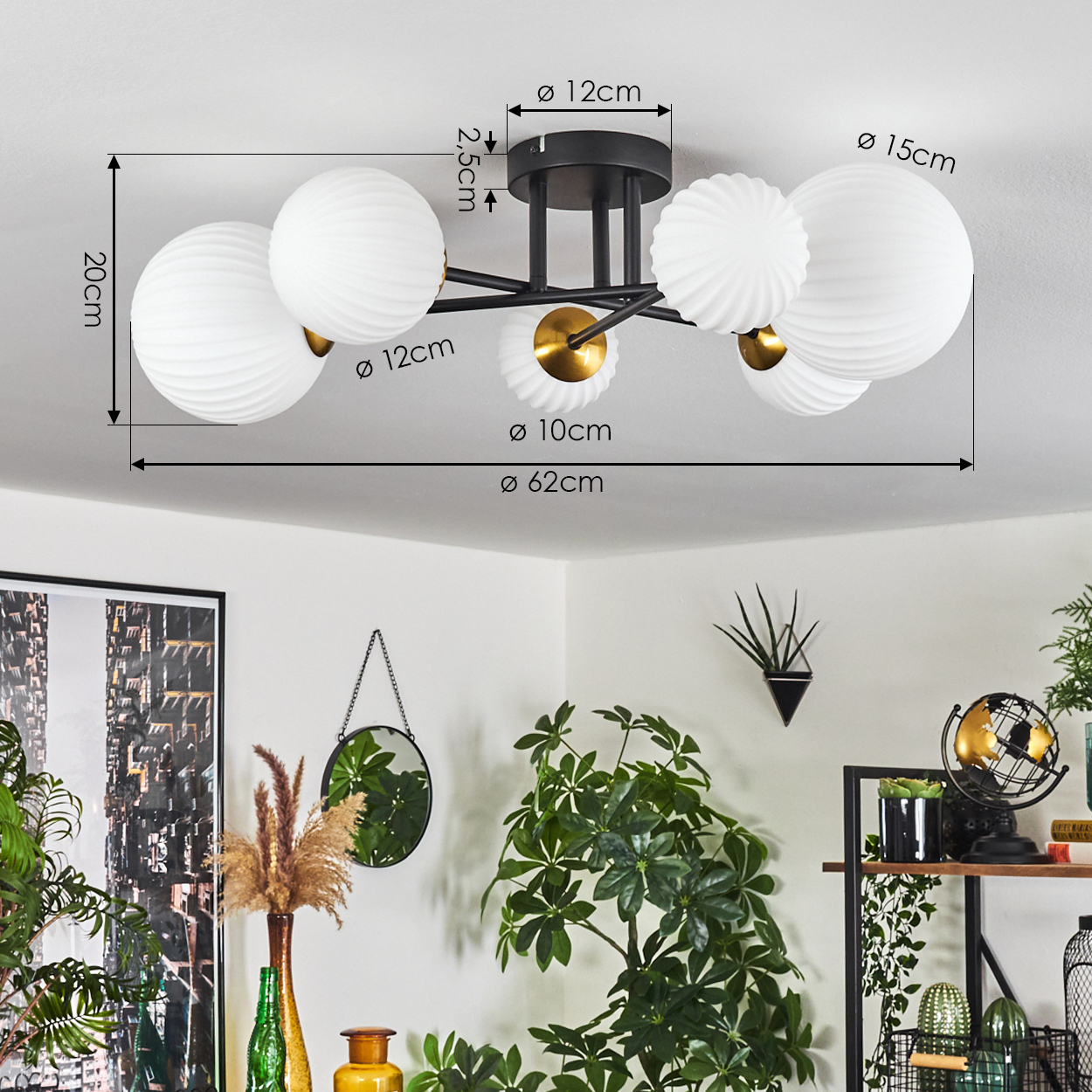 Eine weiße Deckenlampe mit fünf kugelförmigen Lichtern, schwarzen Armen und einem schwarzen Sockel ist an einer weißen Decke montiert.