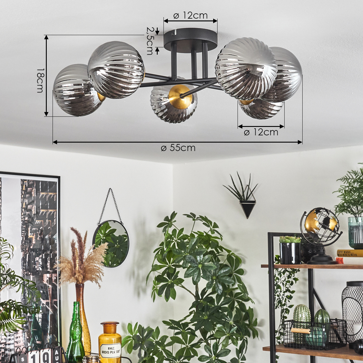 Deckenleuchte mit sechs metallischen Kugeln und ein Raum mit Pflanzen, Dekorationsartikeln und einem Spiegel an der Wand.