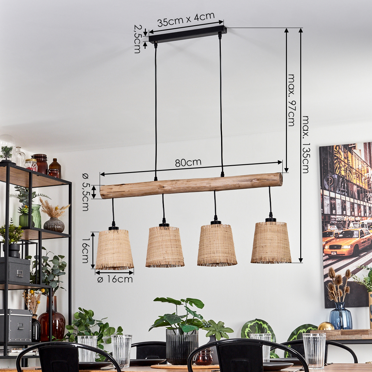 Ein Holzbalken mit vier Pendelleuchten hängt über einem Tisch. Die Lampenschirme sind gewebt und die Maße sind angegeben. Es gibt Pflanzen.