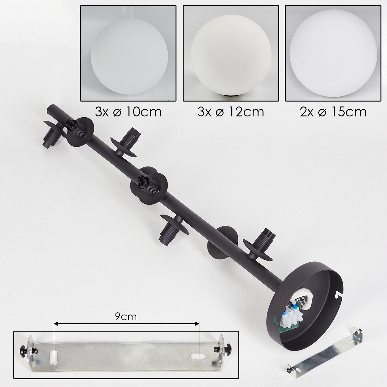 Eine schwarze Deckenlampe mit drei kugelförmigen Glühbirnen verschiedener Größen und einer Montagehalterung.