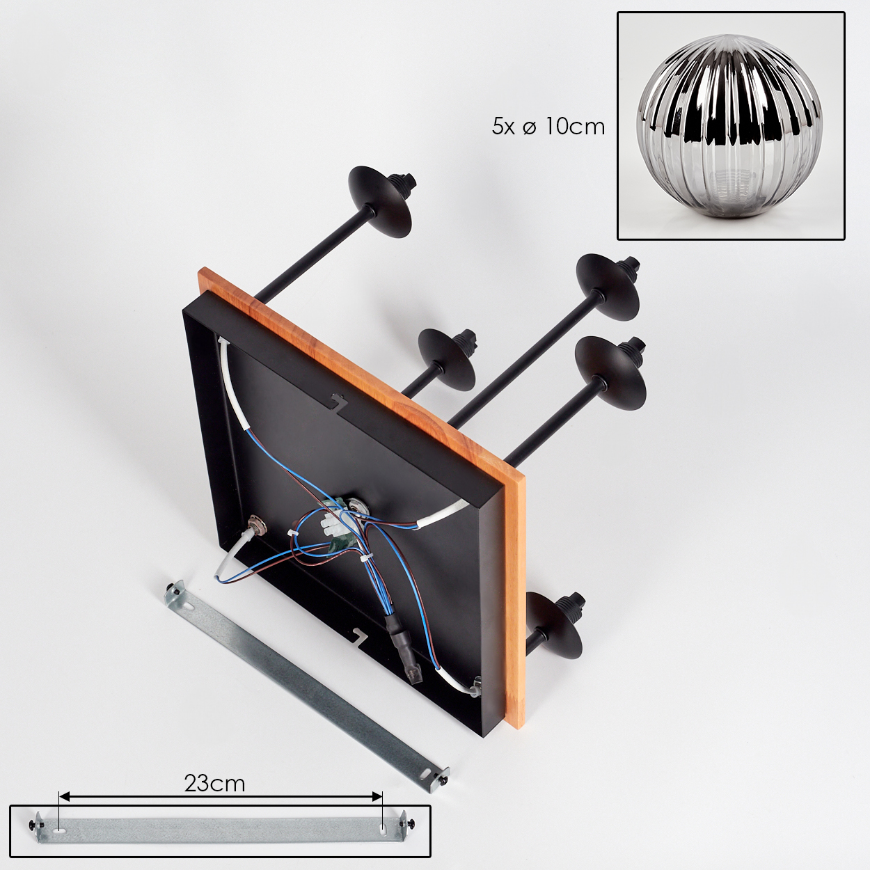 Eine Deckenleuchte mit schwarzen Armen, Holzrahmen und einer reflektierenden Glaskugel. Enthält eine Metallhalterung und Kabel.