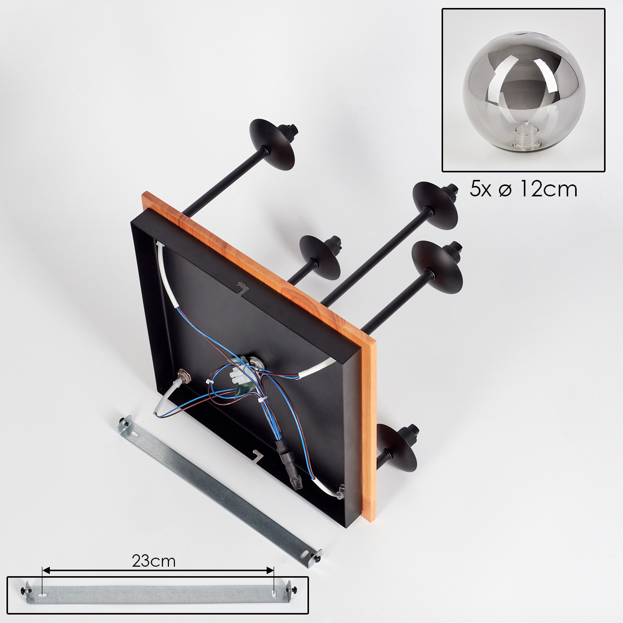 Eine zerlegte Lampe mit schwarzem quadratischem Sockel, Holzrahmen und schwarzen Stangen. Eine silberne Glühbirne ist in der Ecke. Unten ist ein Metallstab.