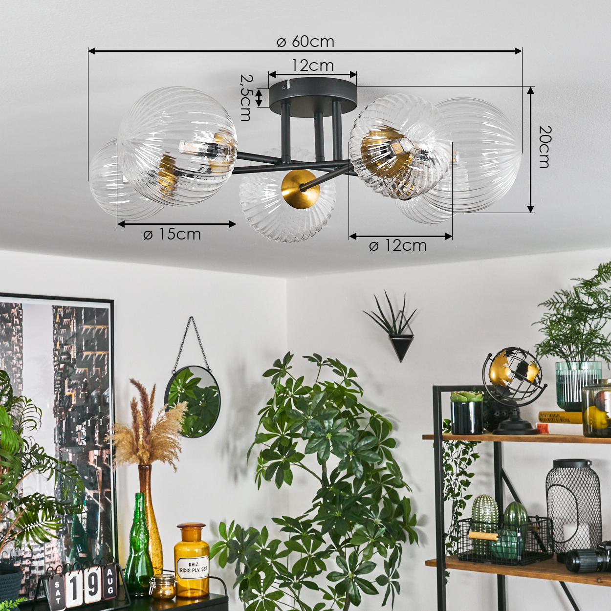 Moderne Deckenleuchte mit Glaskugeln, Maße beschriftet. Raum mit Pflanzen, Spiegel und Regalen mit Dekoration.