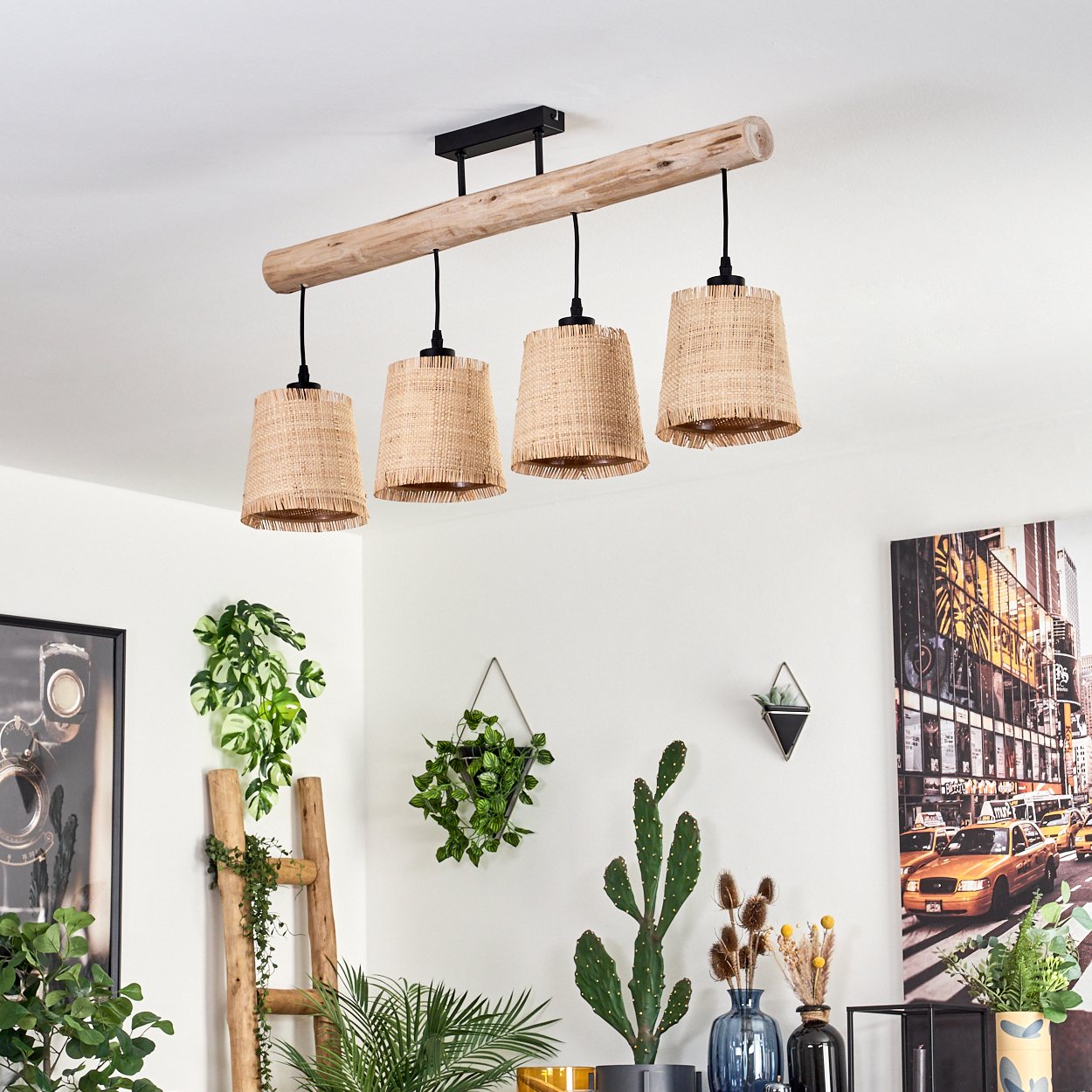 Ein Holzbalken mit vier gewebten Lampen hängt. Darunter sind Pflanzen und eine Leiter. Rechts ist ein Stadtbild.