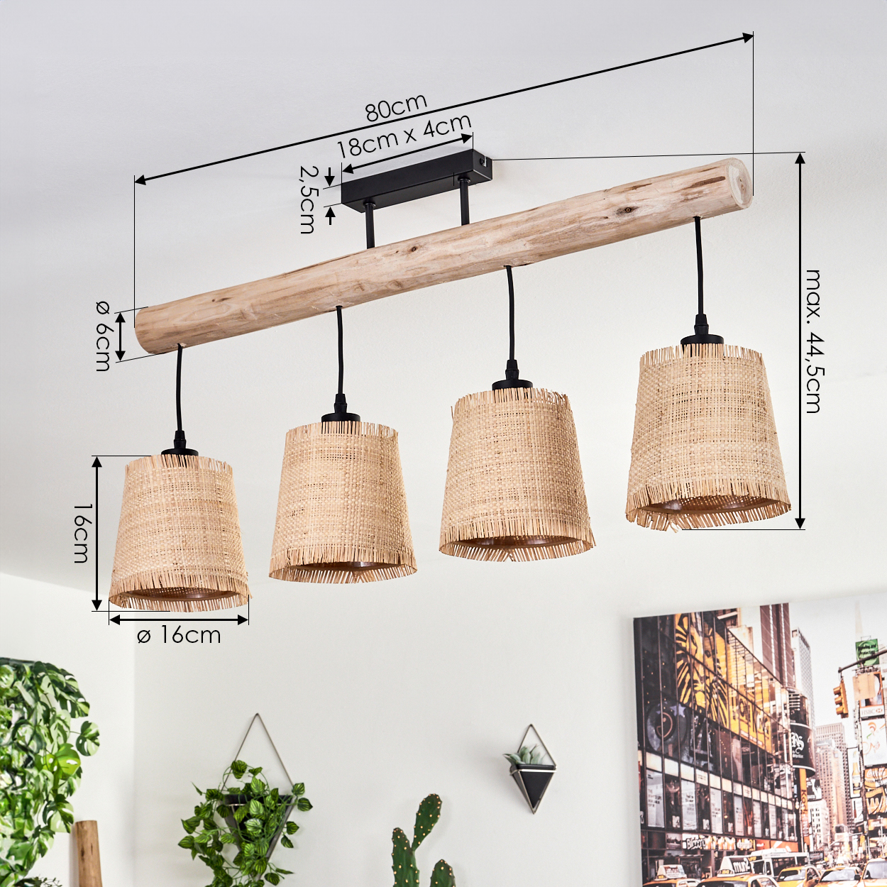 Ein Holzbalken mit vier gewebten Lampen. Der Hintergrund umfasst Pflanzen und ein Stadtbildgemälde.