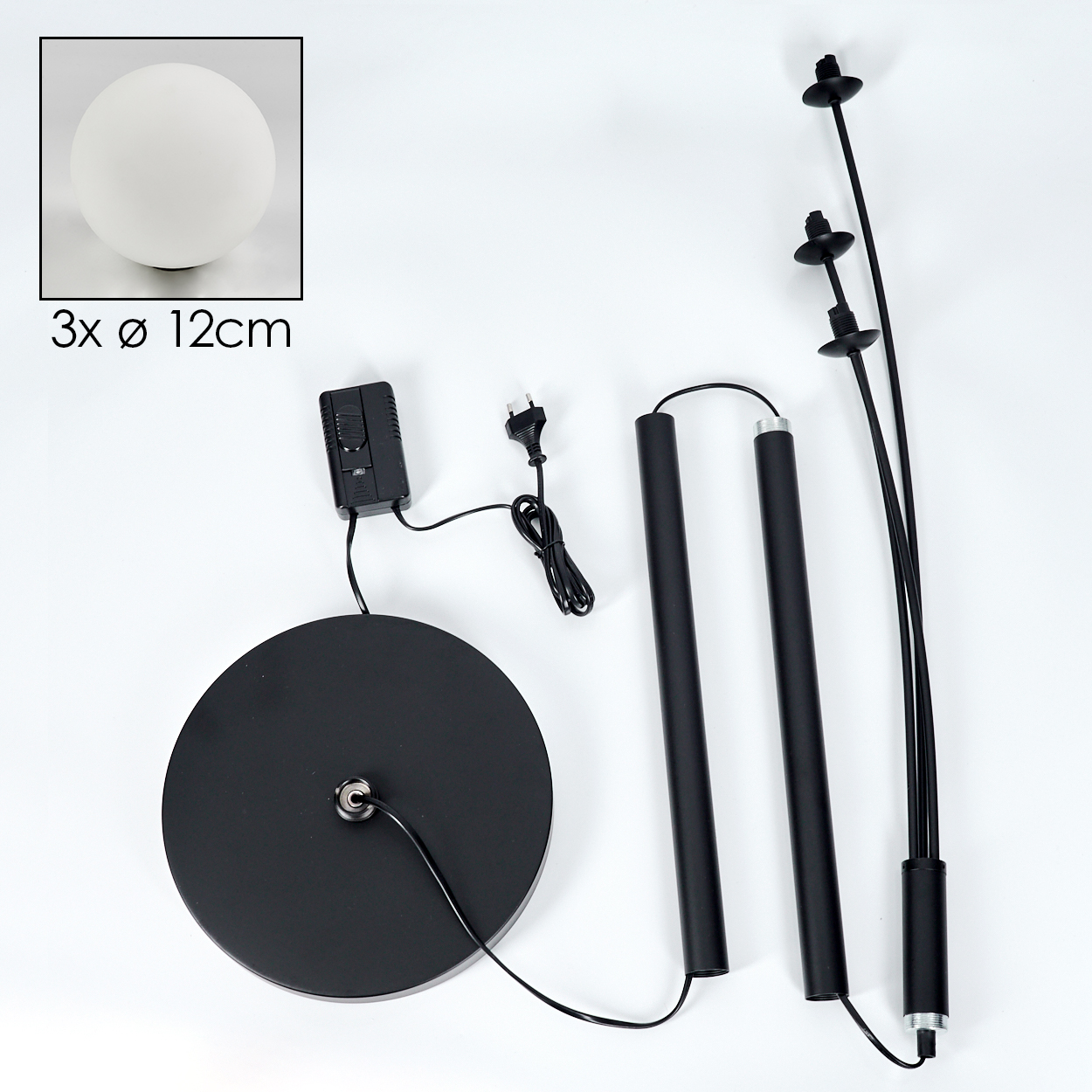 Zerlegte schwarze Stehlampe mit rundem Fuß, zwei Stangen und drei Leuchten. Eine weiße Kugel dient als Maßstab.