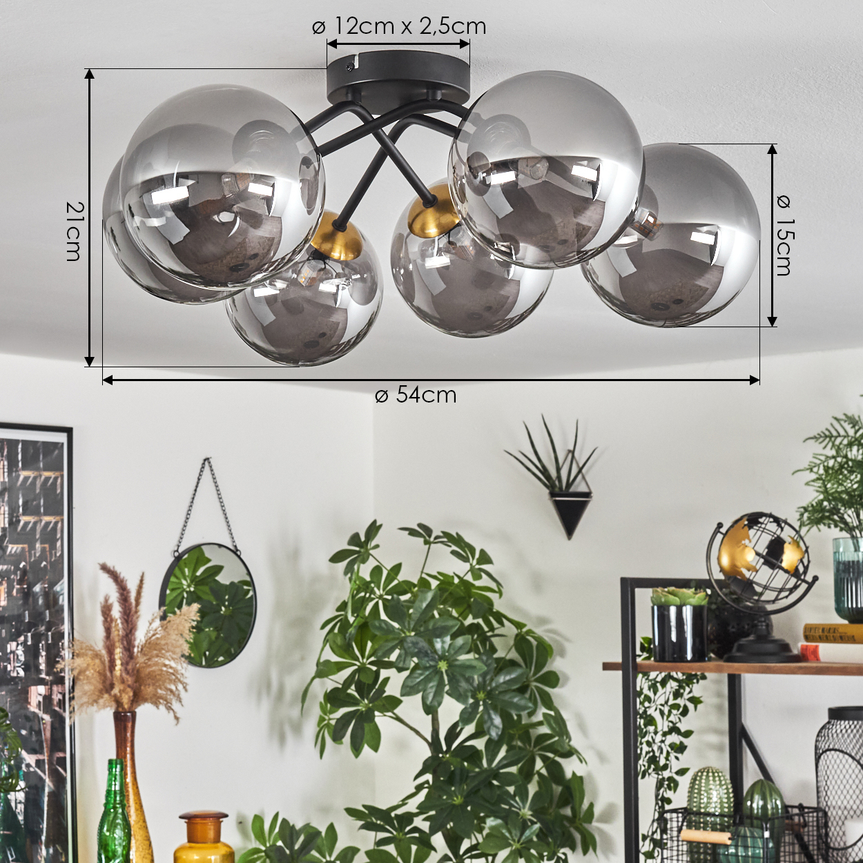 Deckenleuchte mit 6 Glaskugeln, Maße sind angegeben. Im Hintergrund sind Pflanzen, ein Spiegel und ein Regal mit Dekorationen.