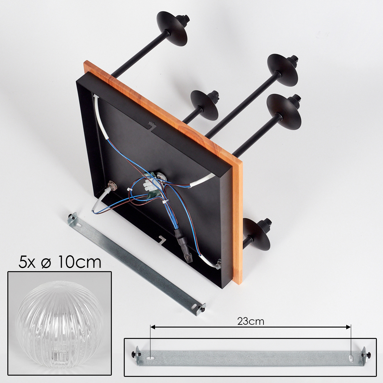 Eine schwarze und hölzerne Lampe mit vier Armen, einem quadratischen Sockel und einer Metallhalterung auf weißer Oberfläche. Eine Glaskugel ist sichtbar.