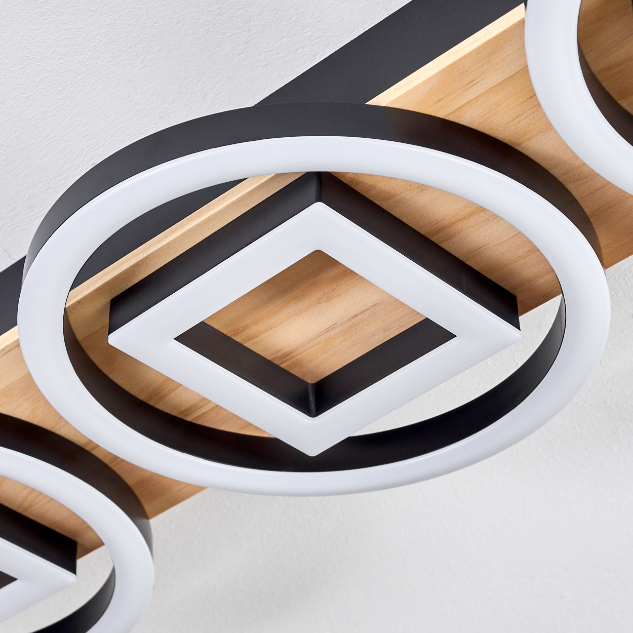 Moderne Deckenlampe mit Holz- und schwarzen Akzenten. Kreisförmige und rautenförmige Lichter. Weiße und schwarze Farben.