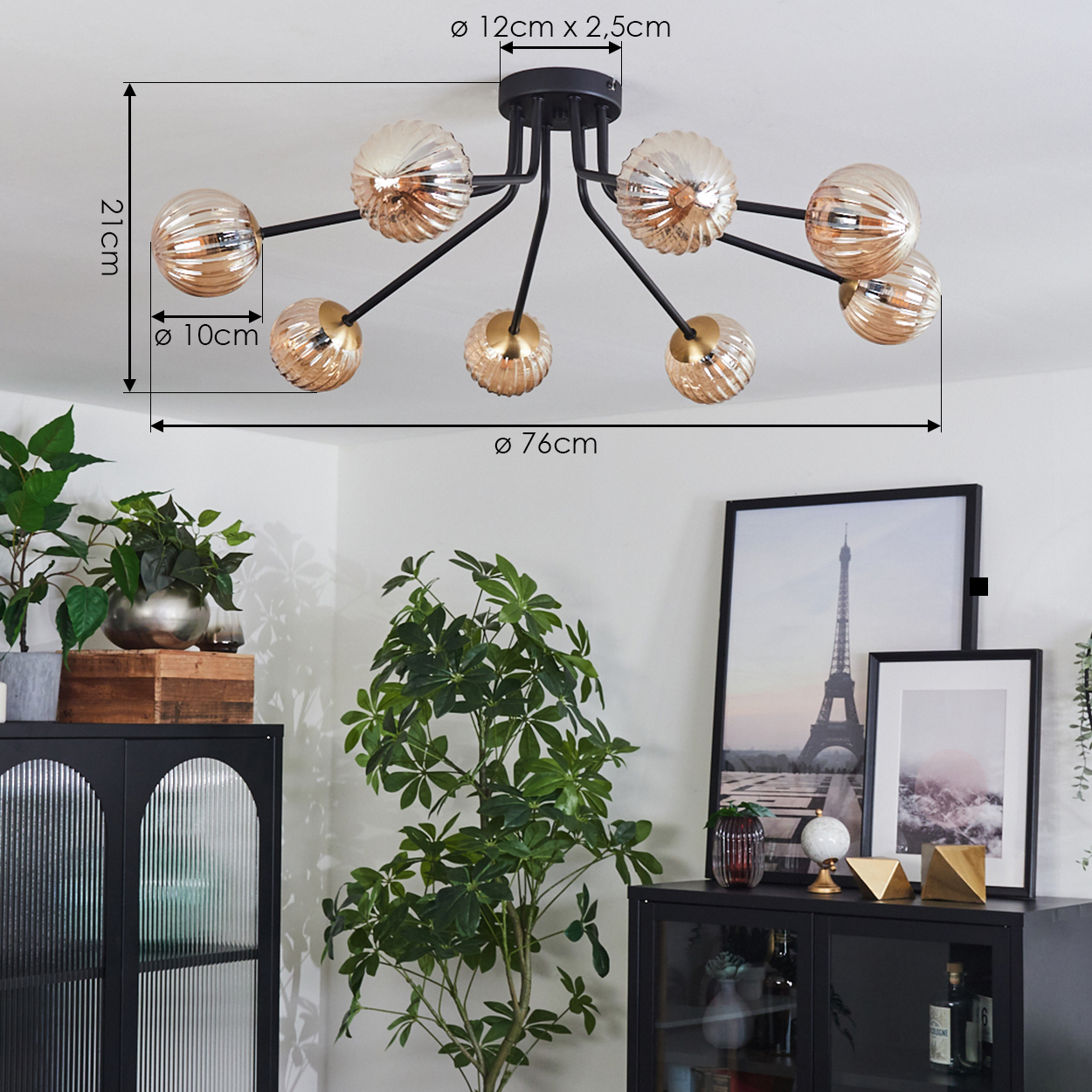 Eine moderne Deckenlampe mit Glaskugeln, Pflanzen, gerahmten Bildern und einem schwarzen Schrank in einem Raum. Die Abmessungen der Lampe sind ebenfalls angegeben.
