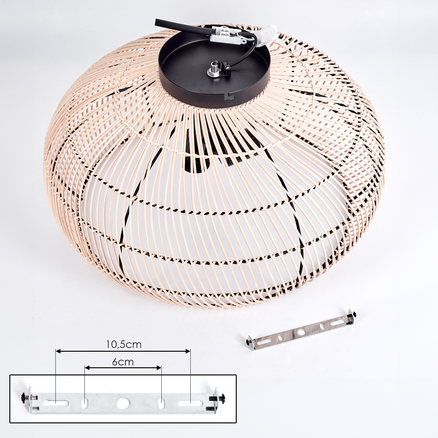 Ein gewebter Lampenschirm aus Rattan mit schwarzem Metallaufsatz. Eine Metallhalterung mit Maßen ist unten abgebildet. Weißer Hintergrund.