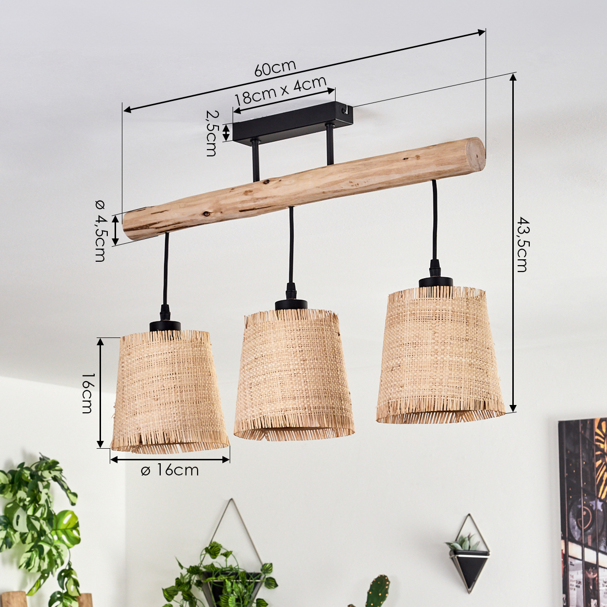 Eine Deckenlampe mit drei gewebten Schirmen hängt von einem Holzbalken. Maße sind beschriftet, im Hintergrund sind Pflanzen.