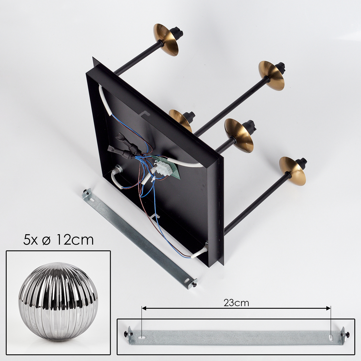 Schwarze Deckenlampe mit Messingdetails, Metallhalterung und Glaskugel auf weißem Hintergrund. Abmessungen sind angegeben.