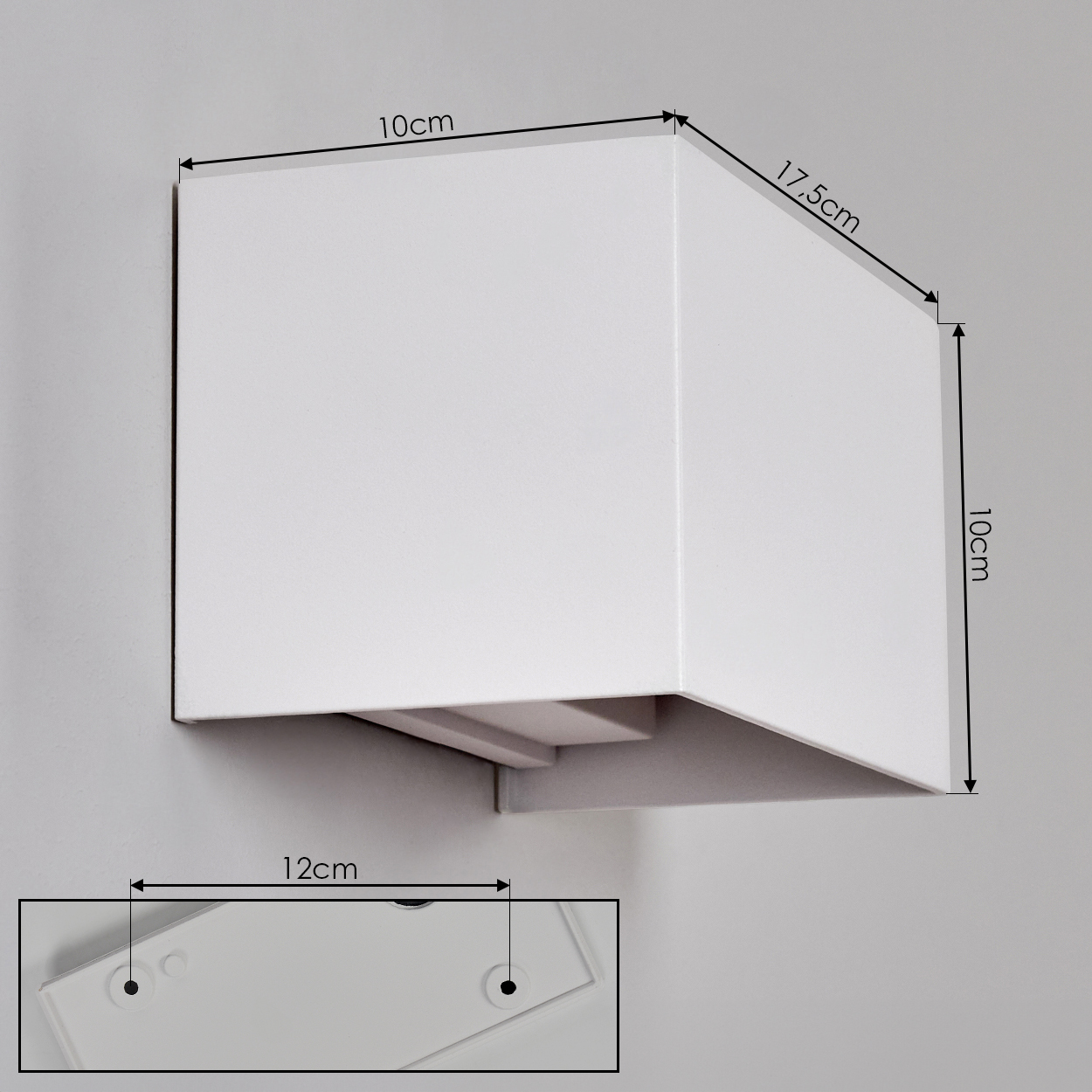 Eine weiße Wandleuchte mit beschrifteten Maßen. Sie hat eine quadratische Form mit rechteckiger Basis, montiert an einer grauen Wand.