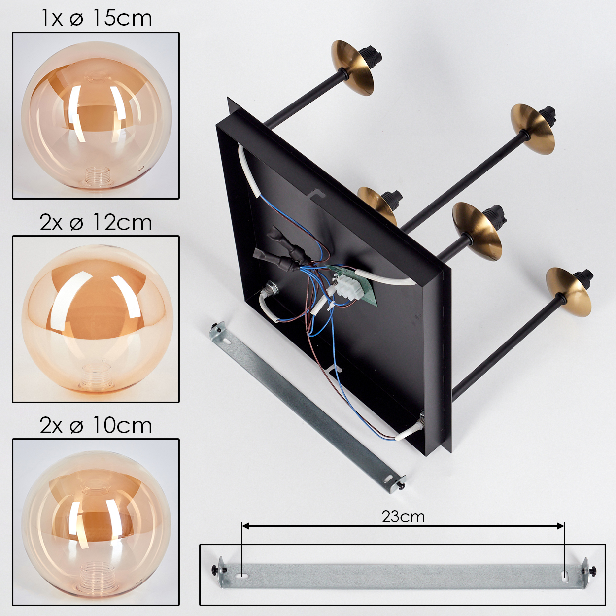 Eine zerlegte Lampe mit drei Glaskugeln unterschiedlicher Größe, einem schwarzen Metallrahmen und Metallstangen mit goldenen Details.