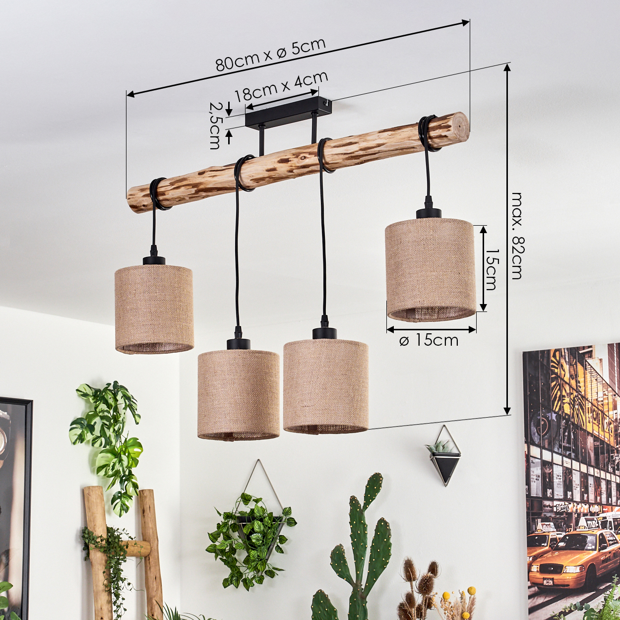 Deckenlampe mit Holzbalken und vier Lampenschirmen. Pflanzen und ein Gemälde im Hintergrund. Abmessungen sind angegeben.