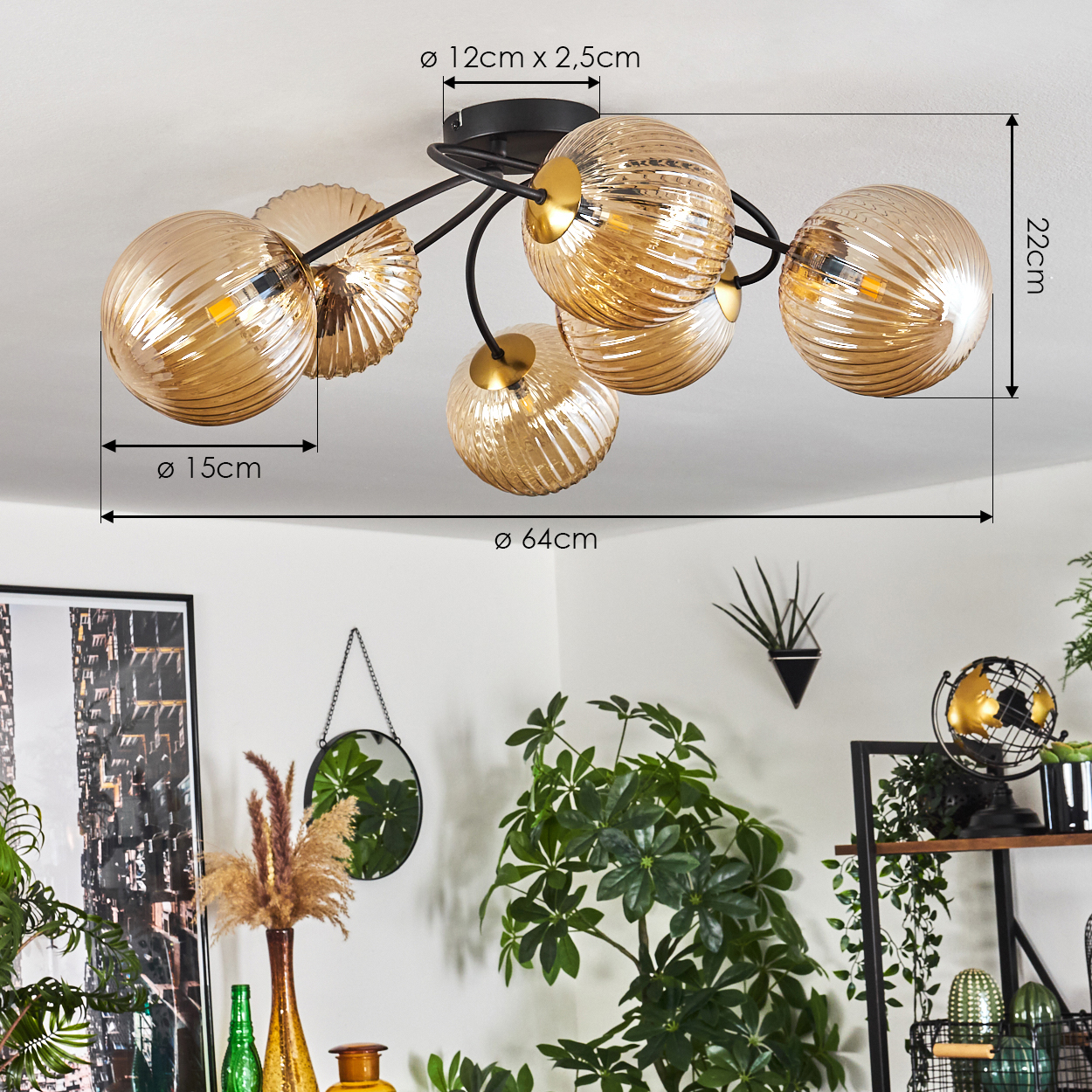 Eine Deckenlampe mit sechs bernsteinfarbenen Glaskugeln. Der Raum hat Pflanzen, einen Spiegel und ein Bild. Abmessungen sind ebenfalls angegeben.